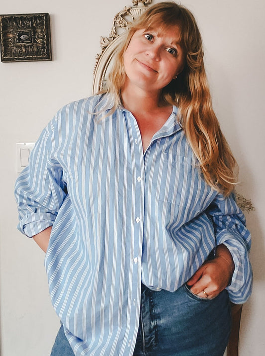 OLD NAVY THE BOYFRIEND BLUE AND WHITE STRIPE BUTTON UP SIZE MEDIUM TALL