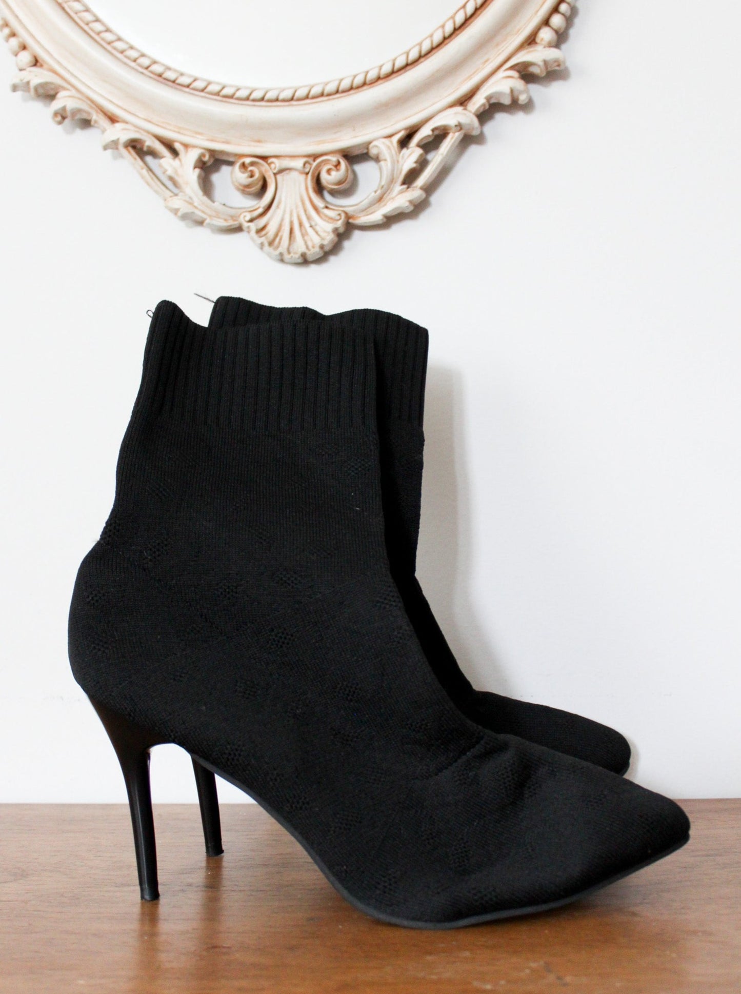 BLACK PULL ON HEELED ANKLE BOOTS SIZE 43