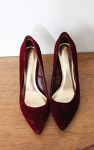 Load image into Gallery viewer, OLD NAVY DEEP PURPLE PUMPS SIZE 6