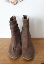 Load image into Gallery viewer, AMERICAN EAGLE BROWN ANKLE BOOTS SIZE 8.5