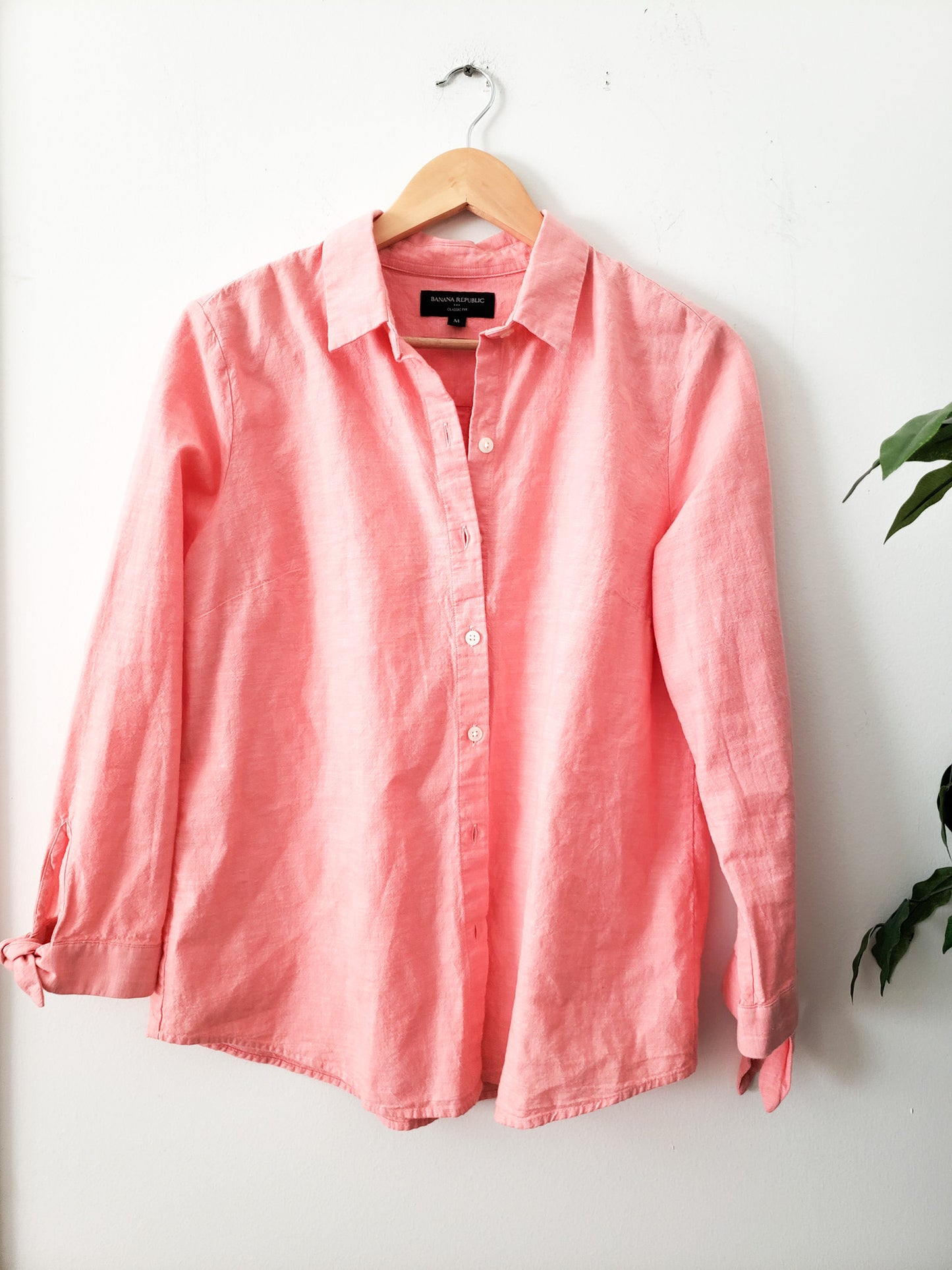 BANANA REPUBLIC CORAL CLASSIC FIT BUTTON UP SIZE MEDIUM